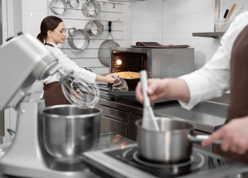 Cocina profesional con equipos modernos para mejorar la eficiencia y productivida