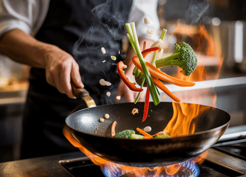Chef cocinando vegetales en una cocina profesional con alta eficiencia