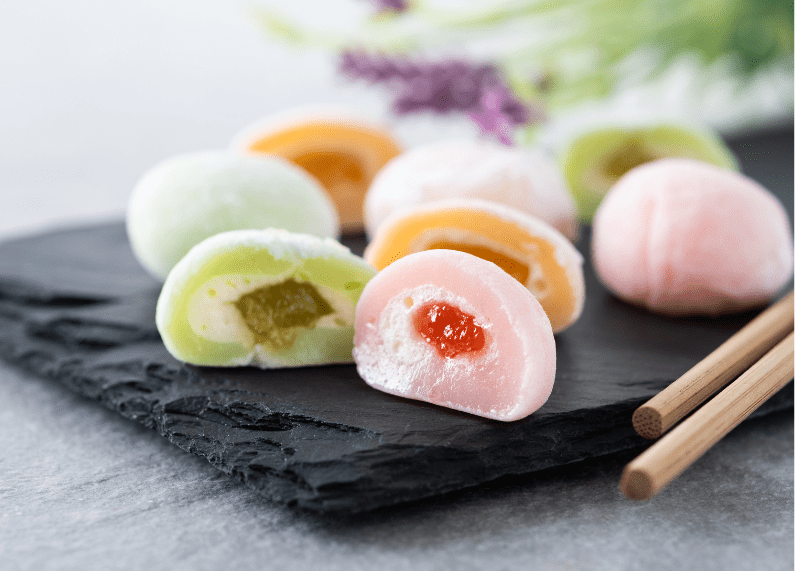 Mochis japoneses con textura suave y relleno tradicional listos para servir