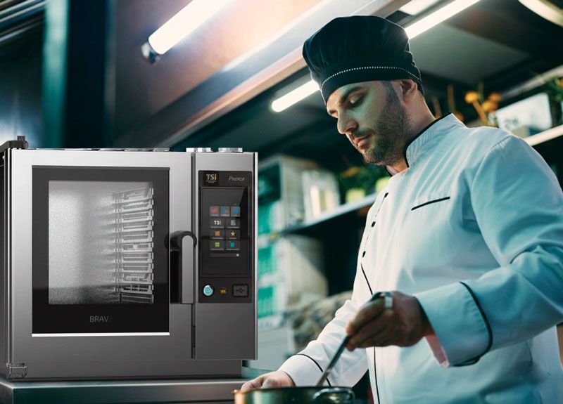 Bandejas de pan con cocción uniforme en una panadería industrial estandarizada
