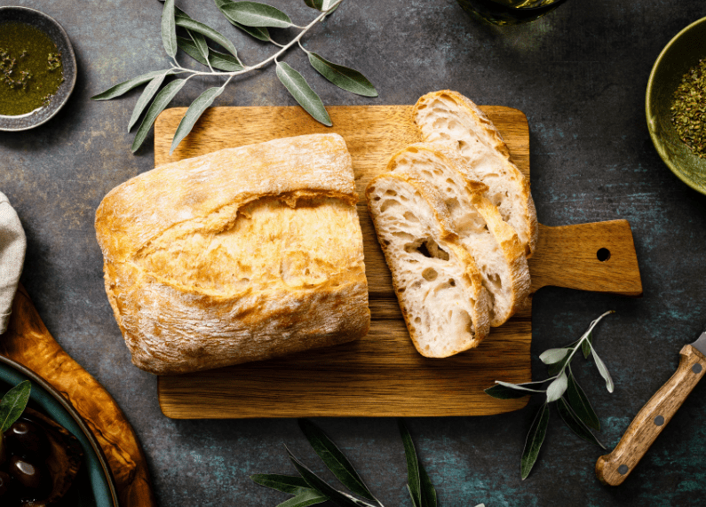 Pan ciabatta de fermentación larga con corteza crujiente y miga aireada