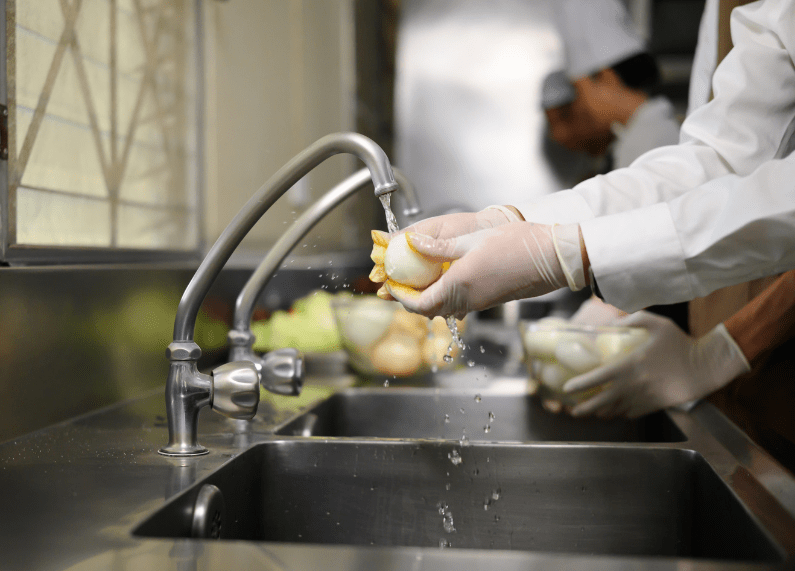 Manipulación segura de alimentos para prevenir la contaminación cruzada en cocina profesional