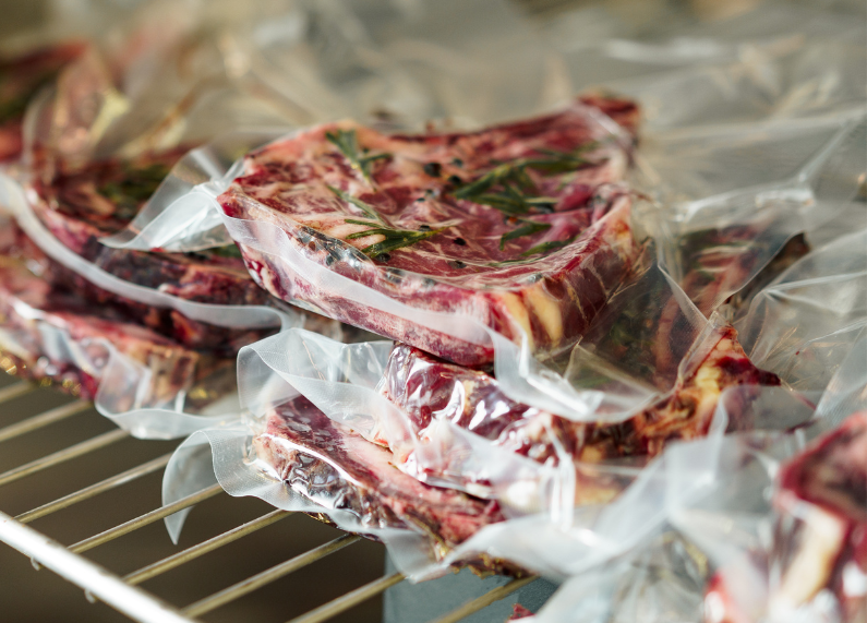 Alimentos envasados para cocción al vacío con preparación uniforme y precisa