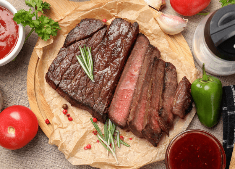 Carne cocinada en su punto ideal con textura jugosa y acabado dorado