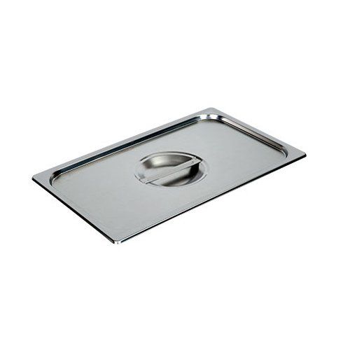 Uma tampa de panela de aço inoxidável com uma alça em um fundo branco.