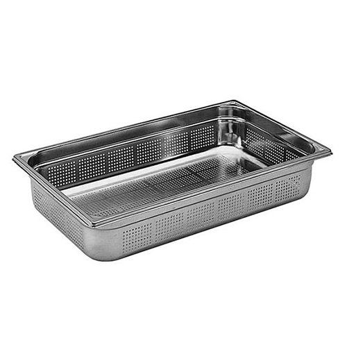 Uma bandeja de aço inoxidável com furos sobre um fundo branco.