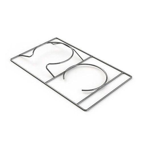 Uma bandeja de metal com um desenho geométrico