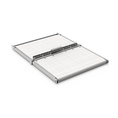 Una bandeja blanca con un marco de metal sobre un fondo blanco.