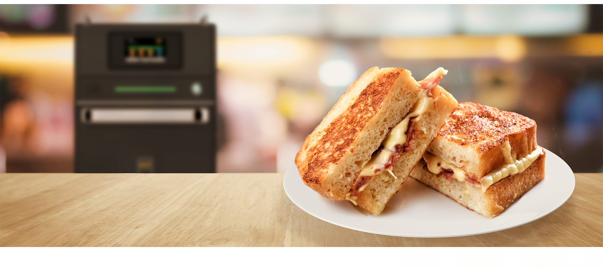 Hay dos sándwiches en un plato blanco sobre una mesa de madera.