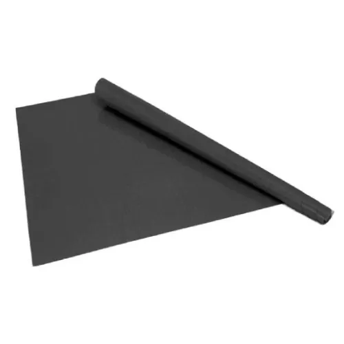 Un rollo de papel negro sobre un fondo blanco.
