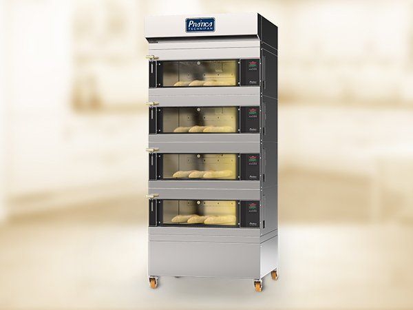 Un horno de acero inoxidable con cuatro bandejas de pan en su interior.