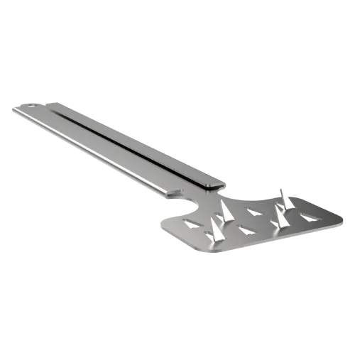 Un primer plano de un objeto de metal con clavos sobre un fondo blanco.