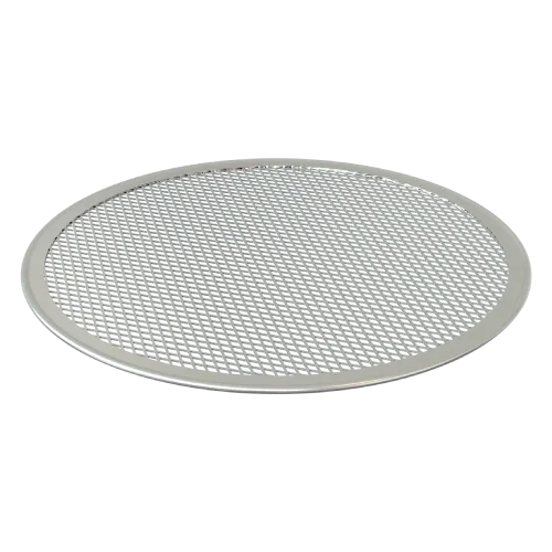 Una pantalla de pizza de acero inoxidable sobre un fondo blanco.