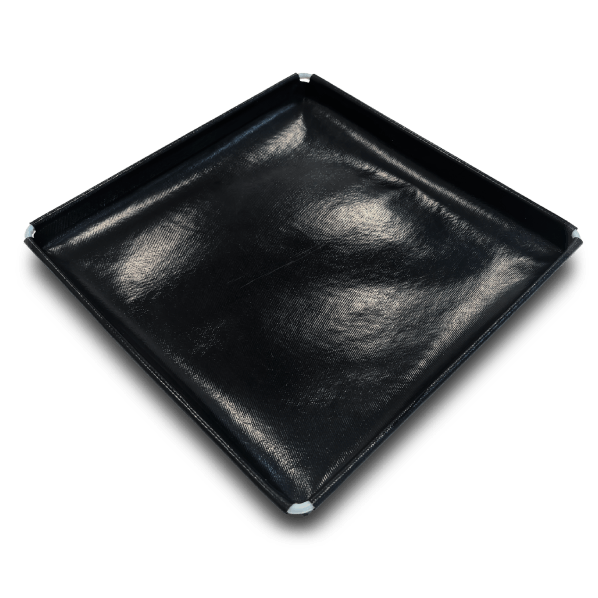 Una bandeja rectangular negra sobre un fondo blanco.