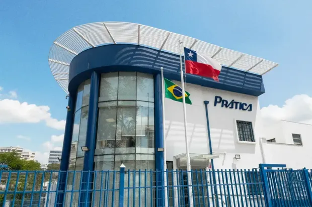 Uma vista aérea de um grande edifício azul e branco