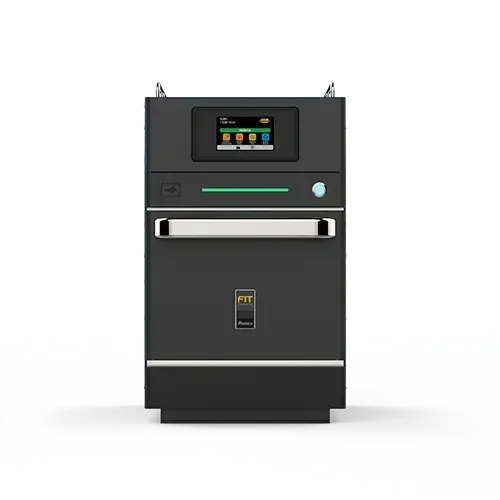 Un horno negro con pantalla táctil y asa sobre fondo blanco.