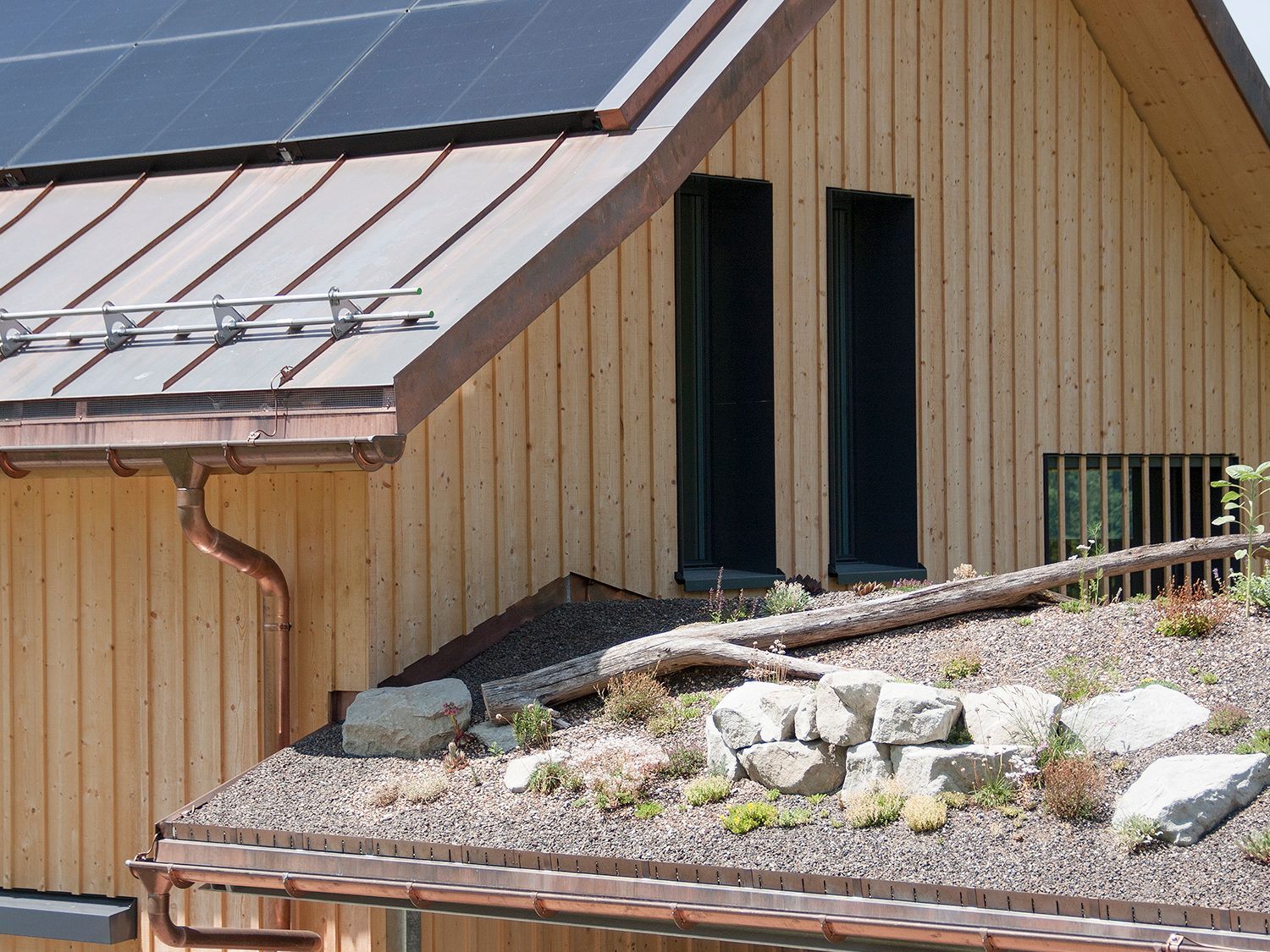 Ein Holzhaus mit Sonnenkollektoren auf dem Dach