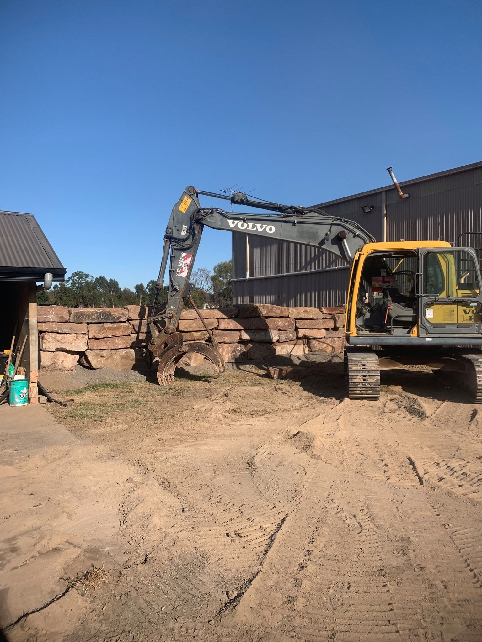An Excavator with Claw | Benalla, Vic | Darrel's Diggers