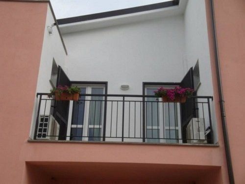 un balcone con due vasi di fiori
