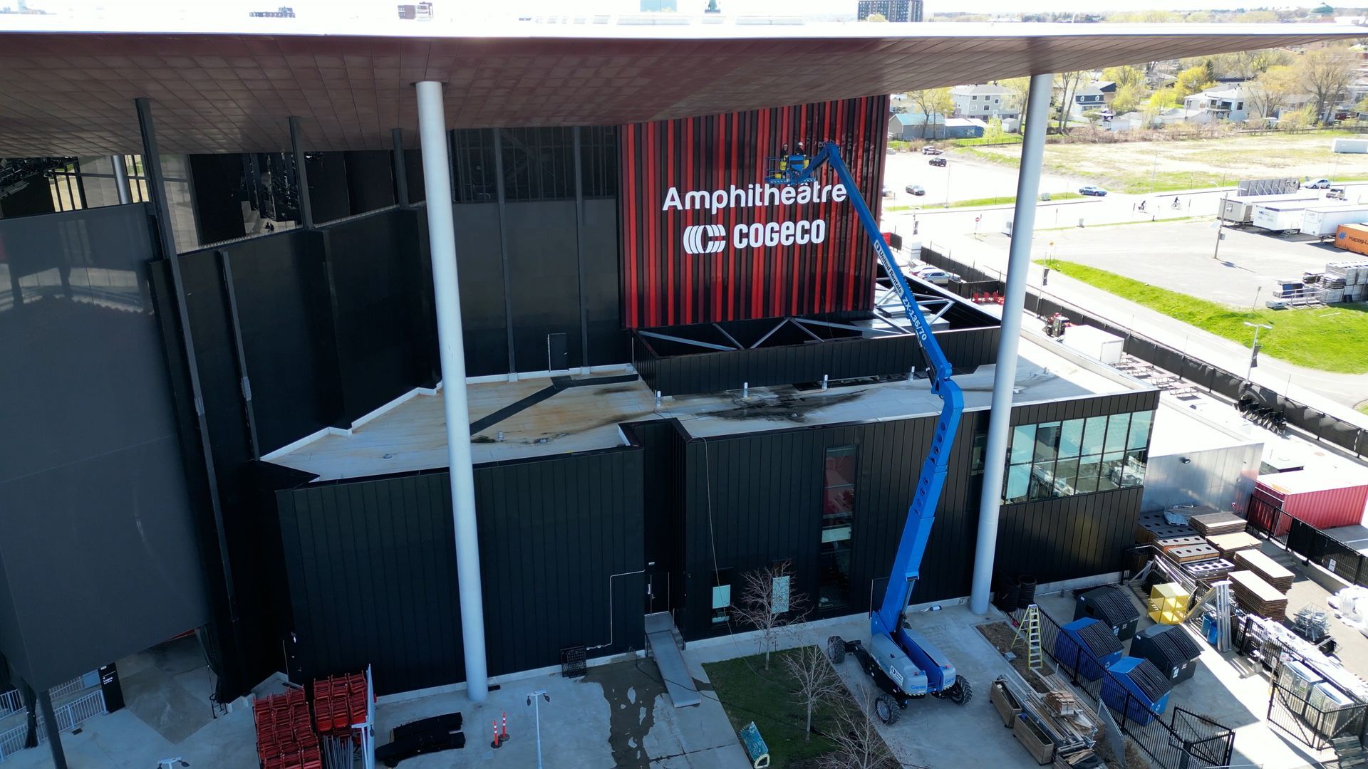 Une vue aérienne d'un grand bâtiment en construction.
