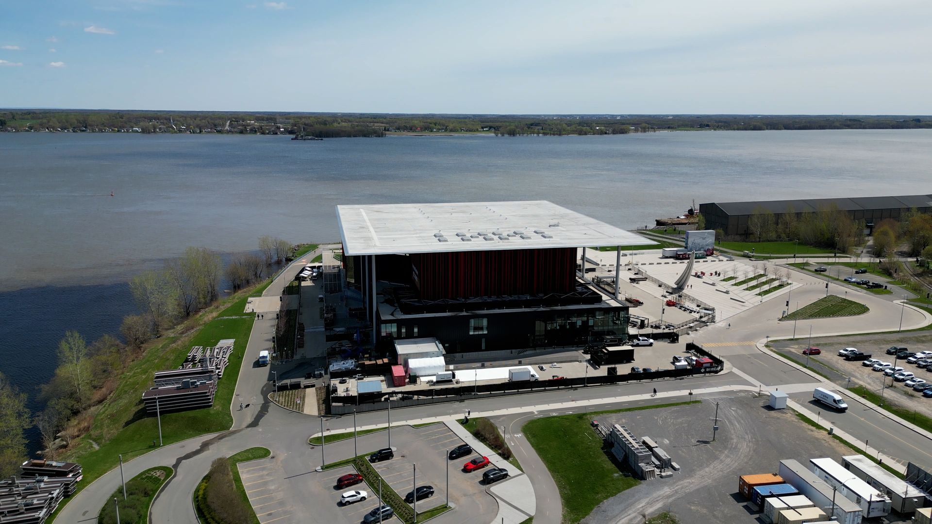 Une vue aérienne d’un grand bâtiment à côté d’un plan d’eau.
