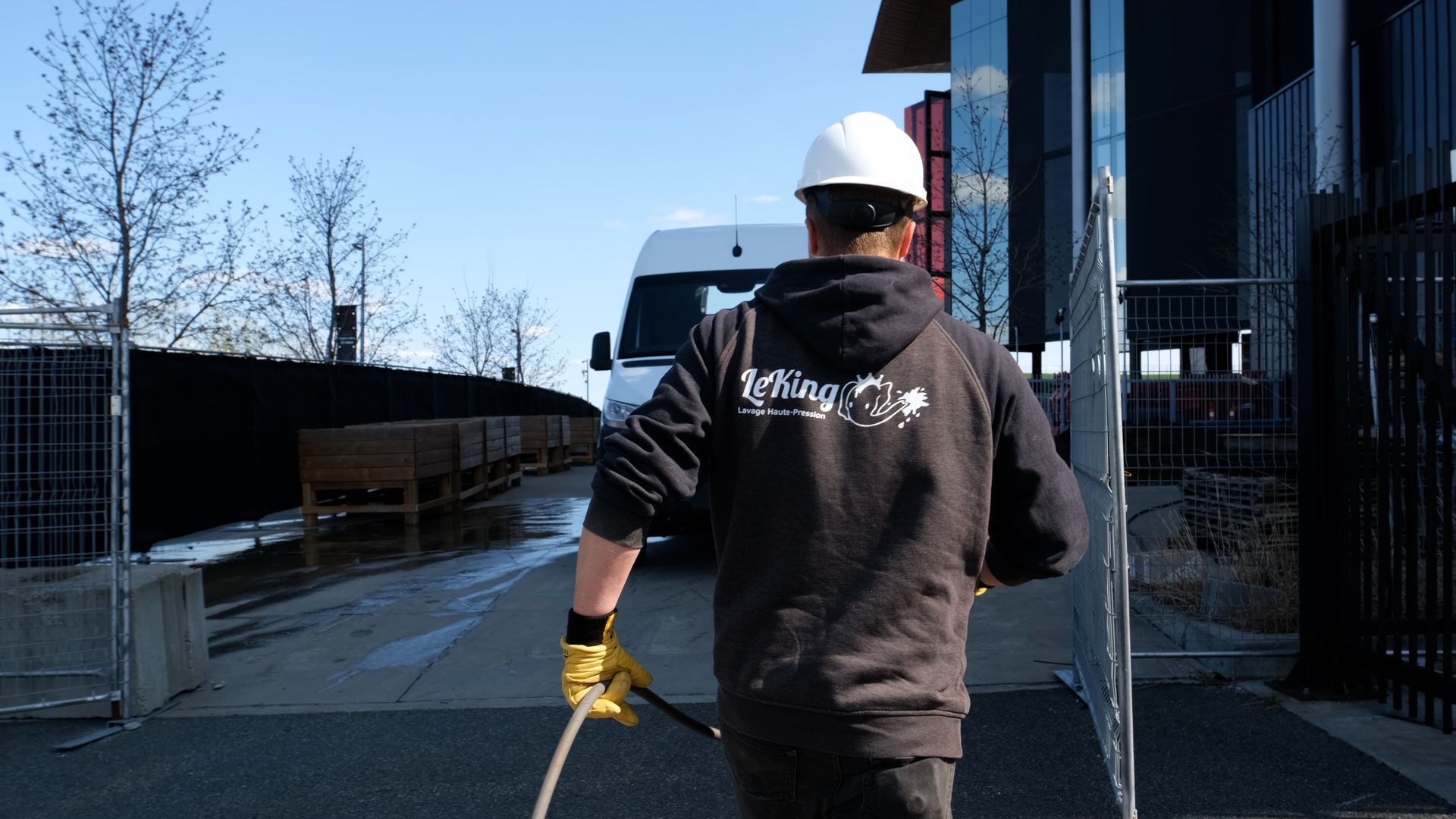Un homme portant un casque se dirige vers une camionnette.