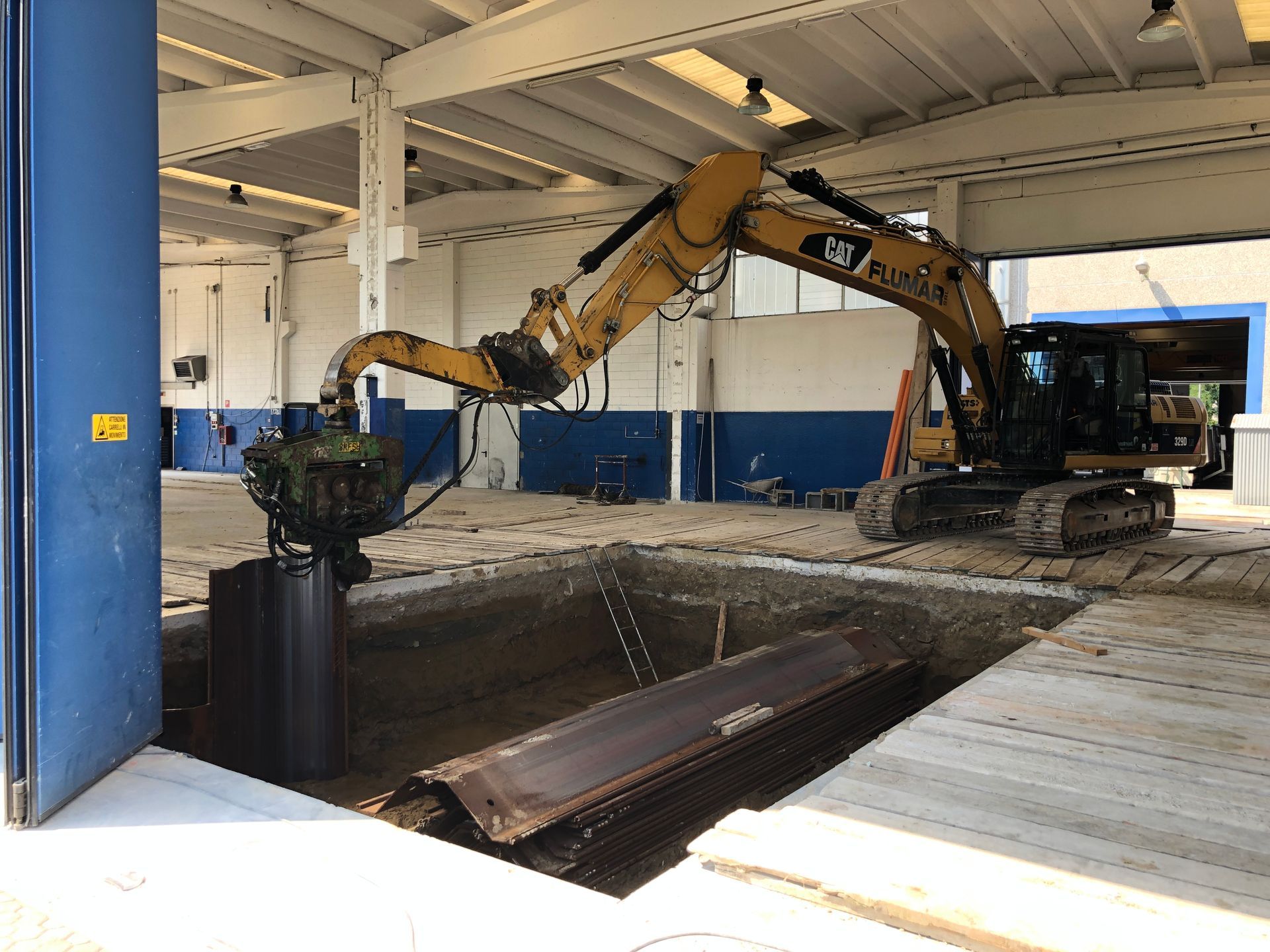 Piccola gru che effettua lavori in interno