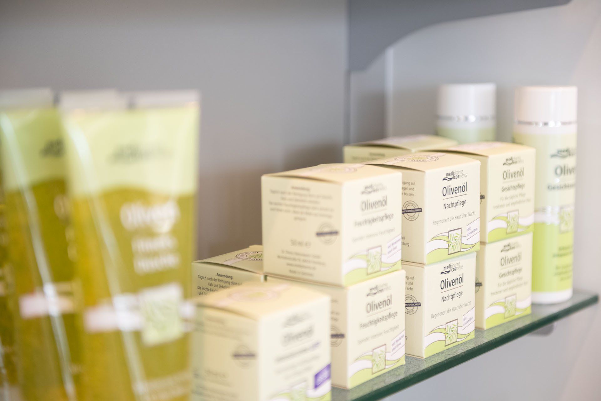 Ein Regal voller Flaschen und Schachteln mit Kosmetika.