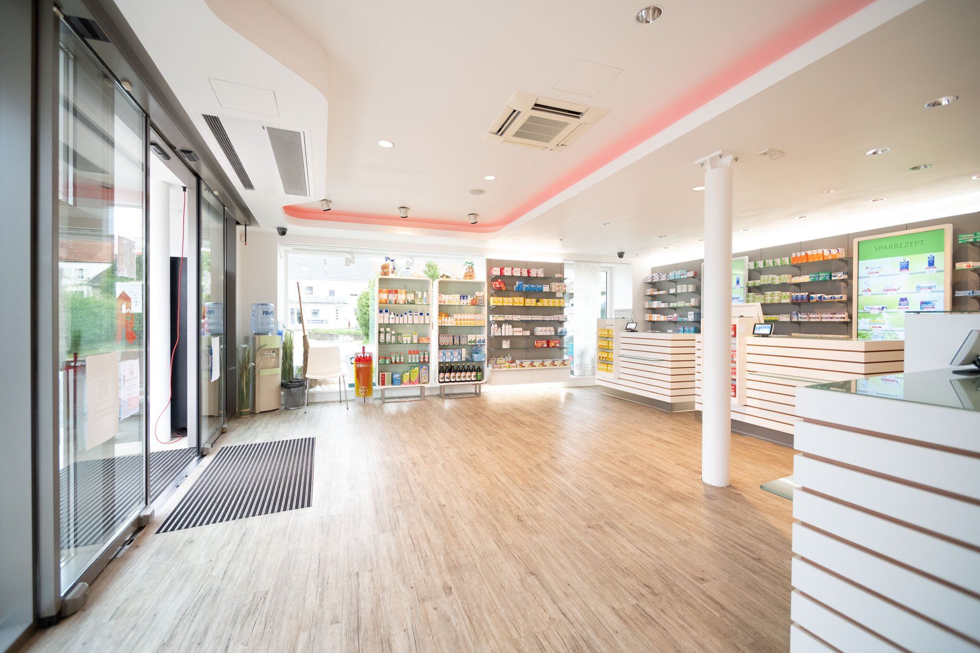 Das Innere einer Apotheke mit Holzboden und einem Tresen.