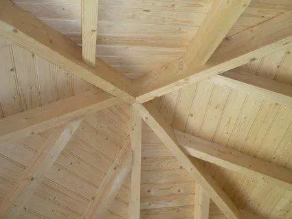 Omhoog kijkend naar het plafond van een houten constructie.