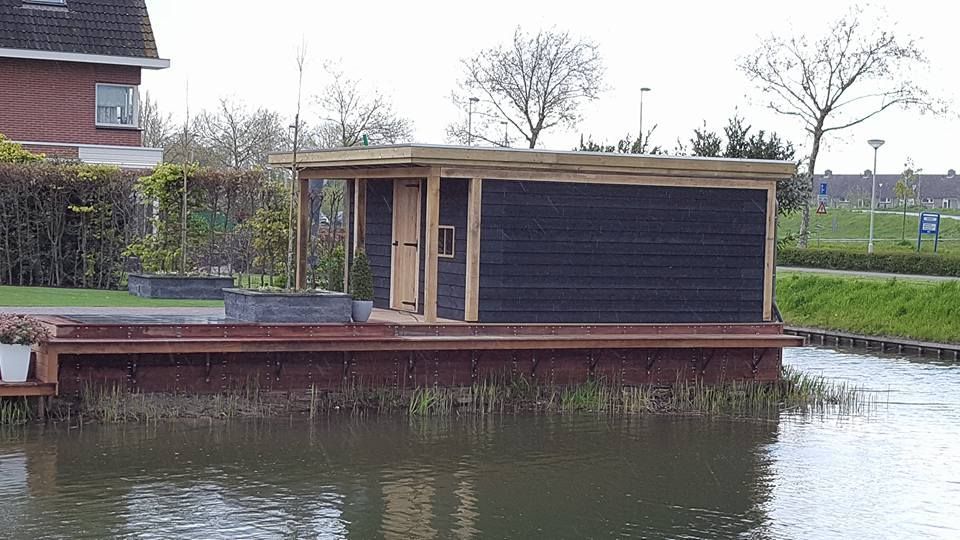 Een klein huis drijft op een watermassa.