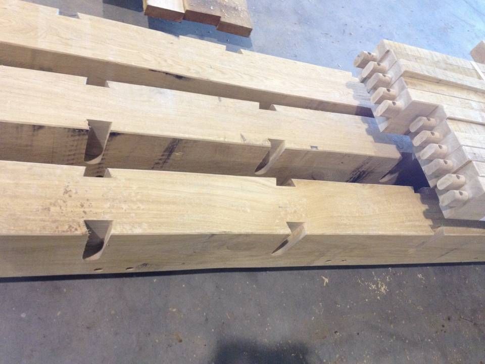 Een aantal houten stukken worden op elkaar gestapeld