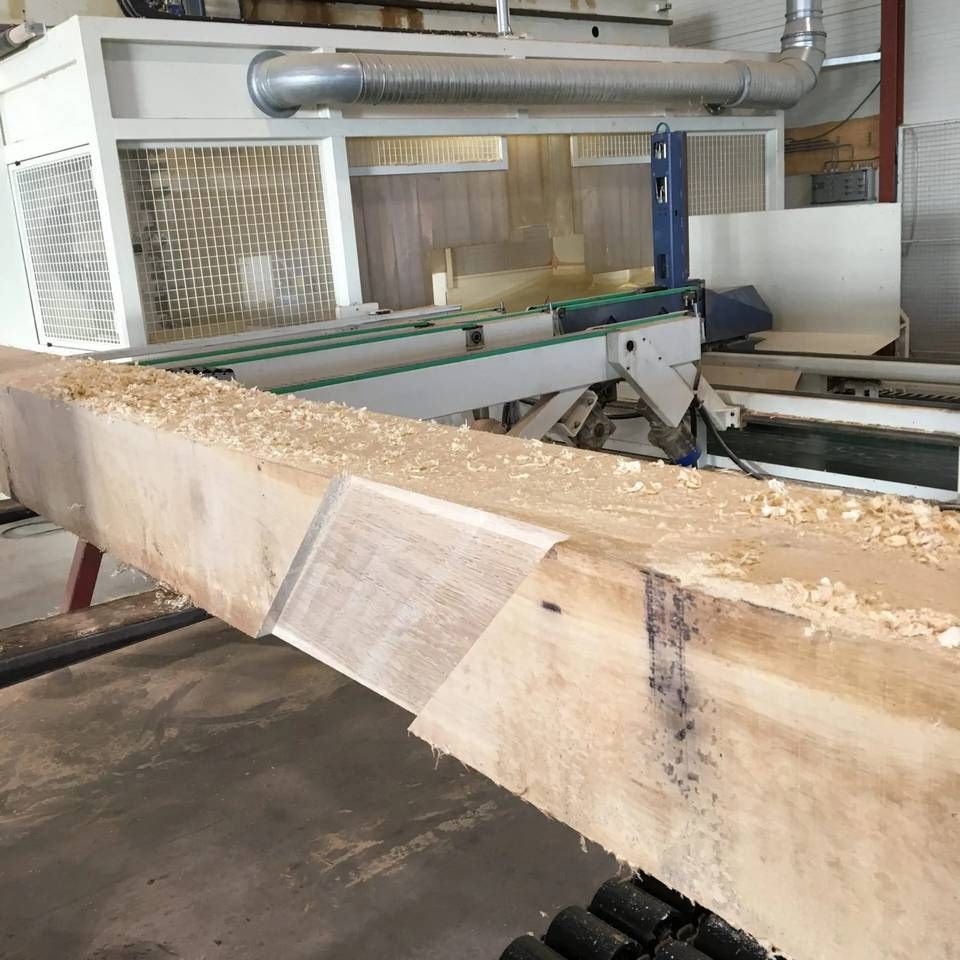 Een machine die een stuk hout snijdt