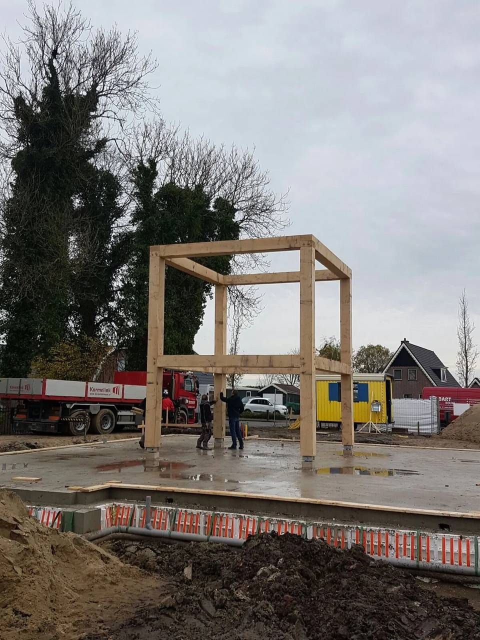 Op een bouwplaats wordt een houten constructie gebouwd