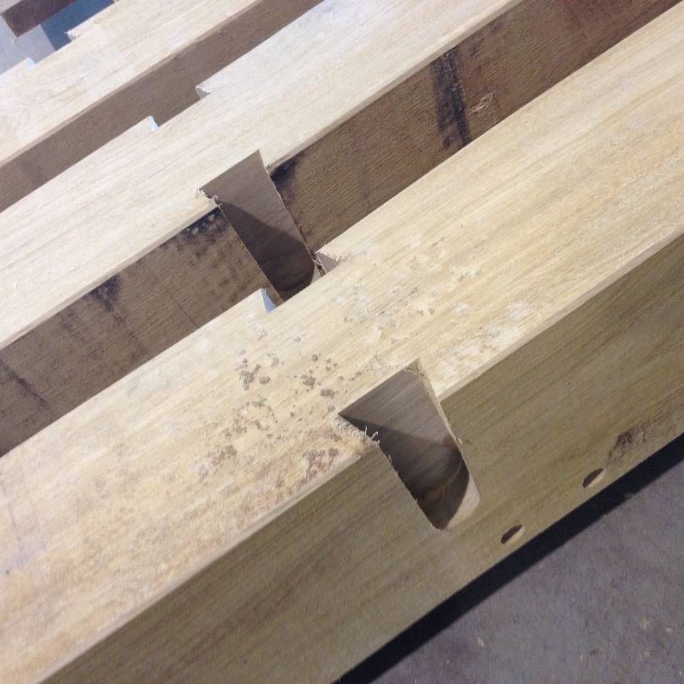 Een stuk hout met een gat erin