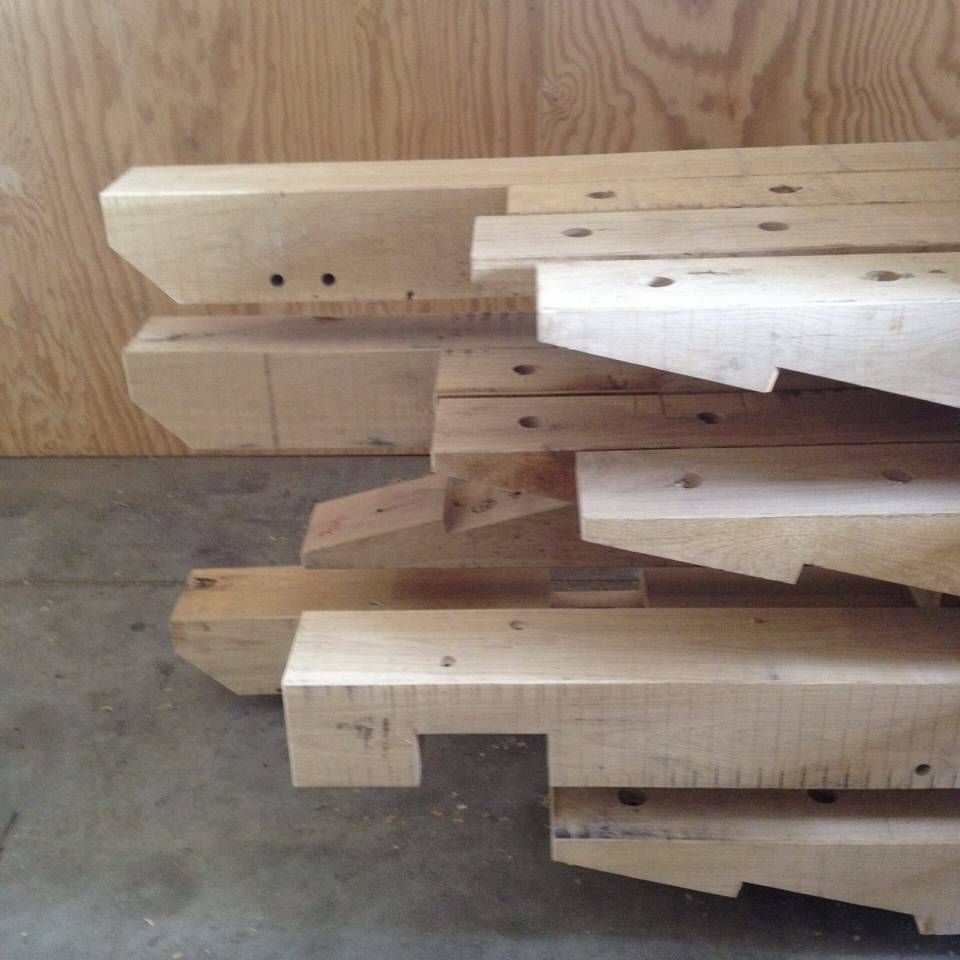 Een stapel houten stukken met gaten erin