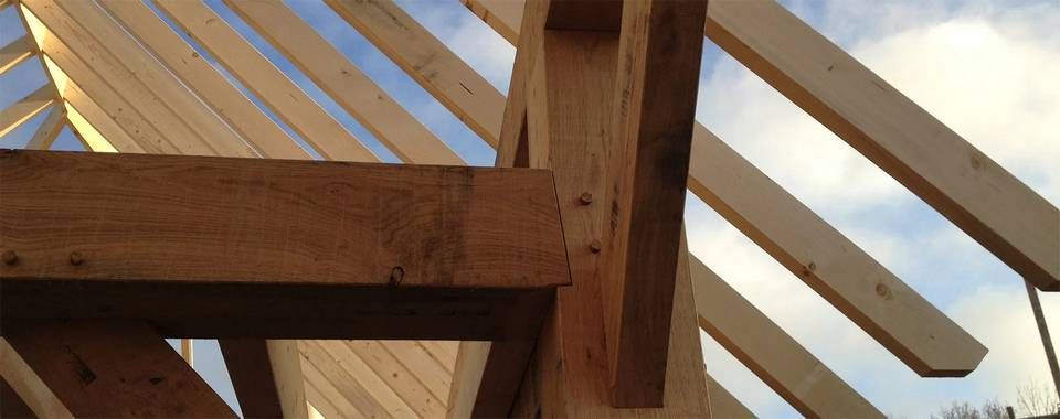 Een close-up van een houten constructie met een blauwe lucht op de achtergrond.