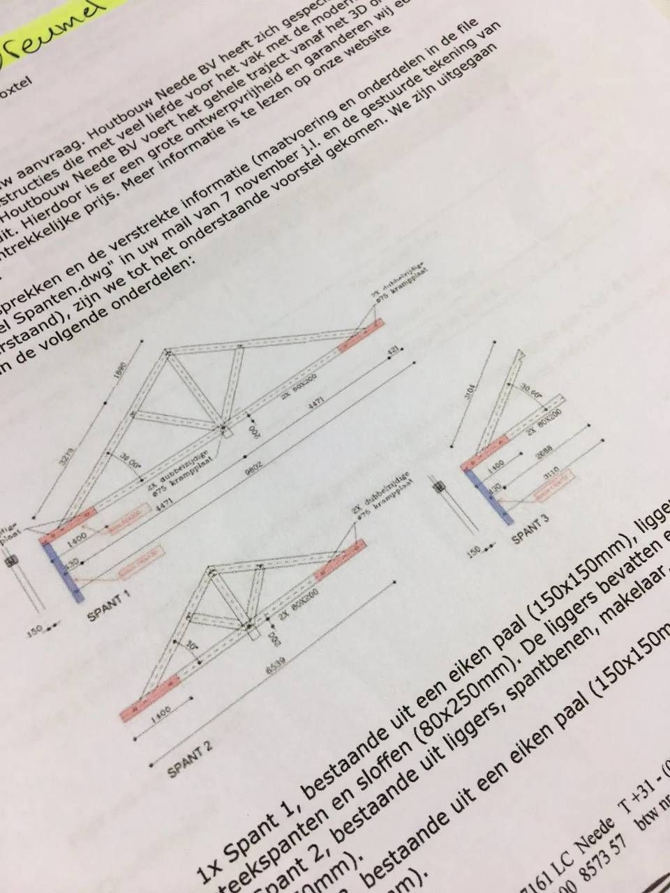 Een vel papier met een tekening van een brug erop