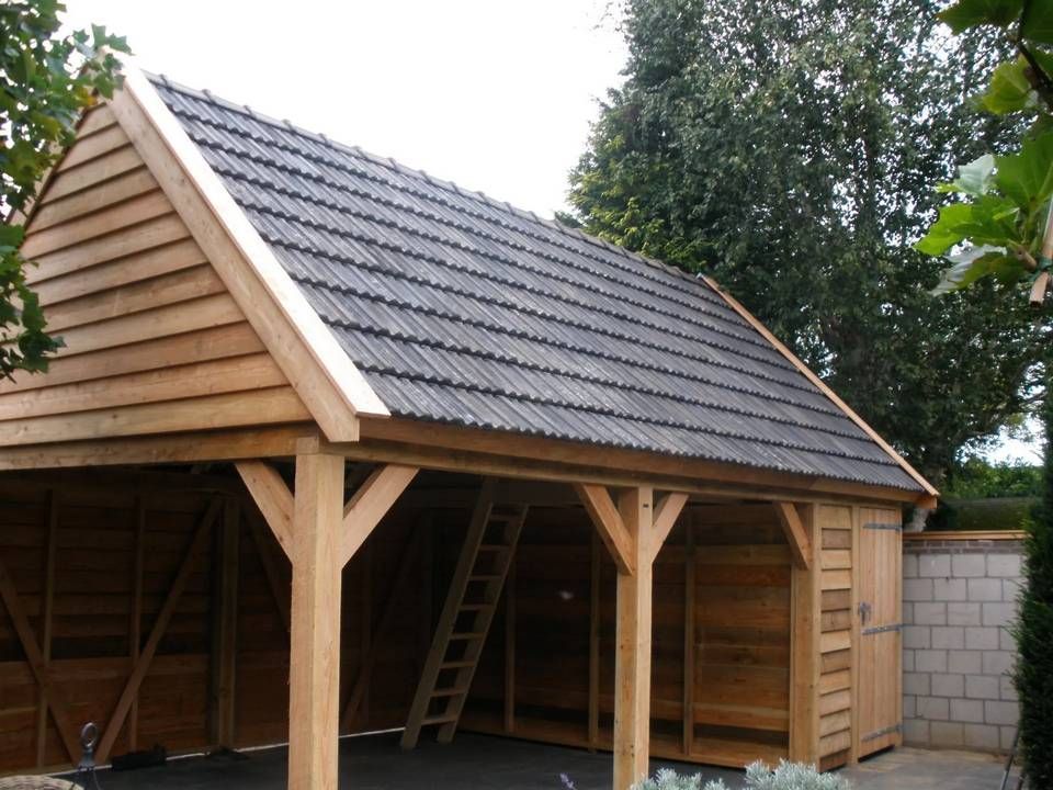 Een houten gebouw met een pannendak en een ladder