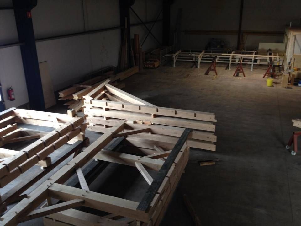 Een pakhuis vol met veel houten stukken