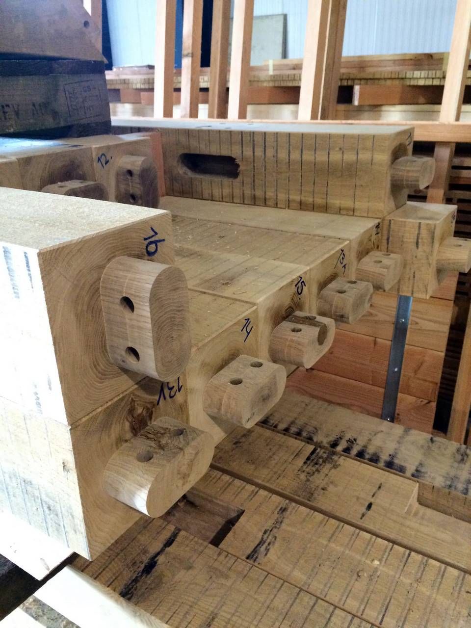 Er worden een aantal houten blokken op elkaar gestapeld