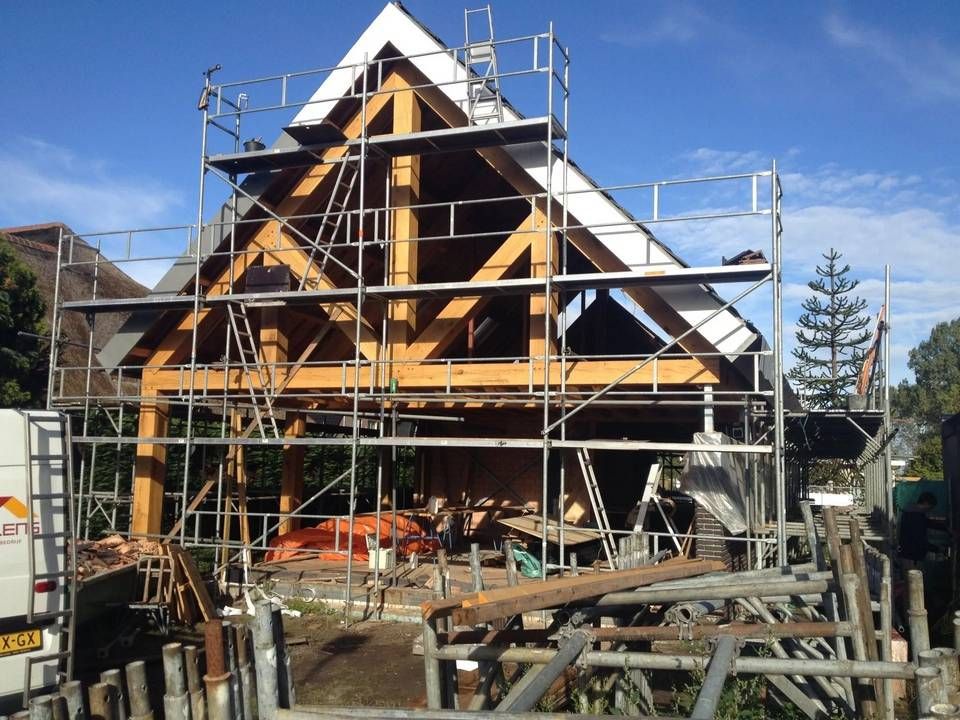 Er wordt een huis gebouwd met steigers eromheen