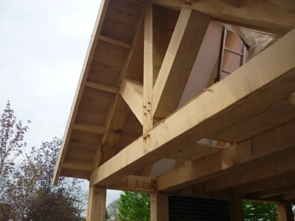 Een houten constructie met een dak dat wordt gebouwd
