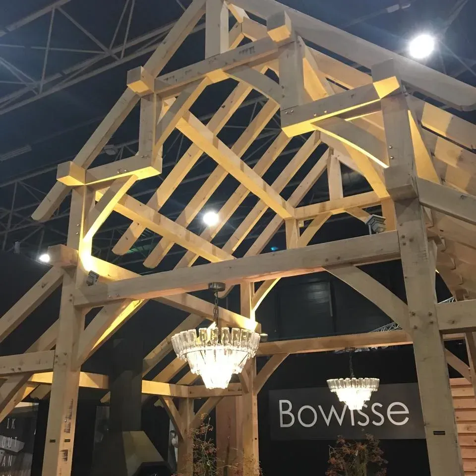 Een houten constructie met een bord met bowisse