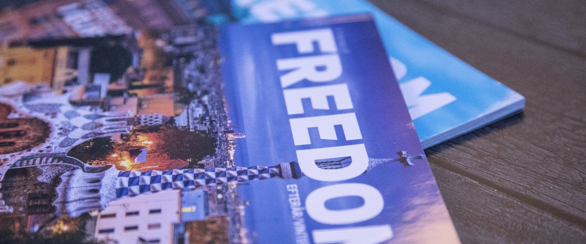 Nærbillede af forsiden på magasinet FREEDOM med foto fra Park Güell i Barcelona