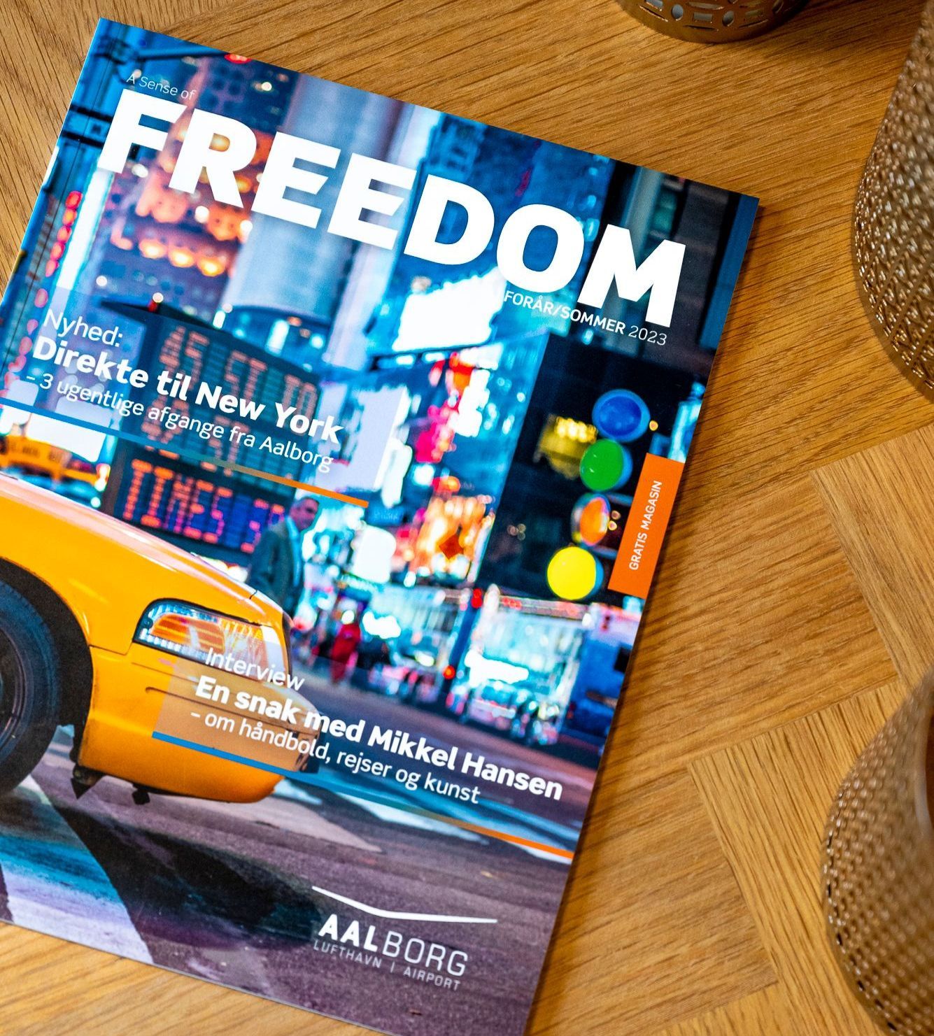 Magasinet FREEDOM med en gul taxa fra New York på forsiden