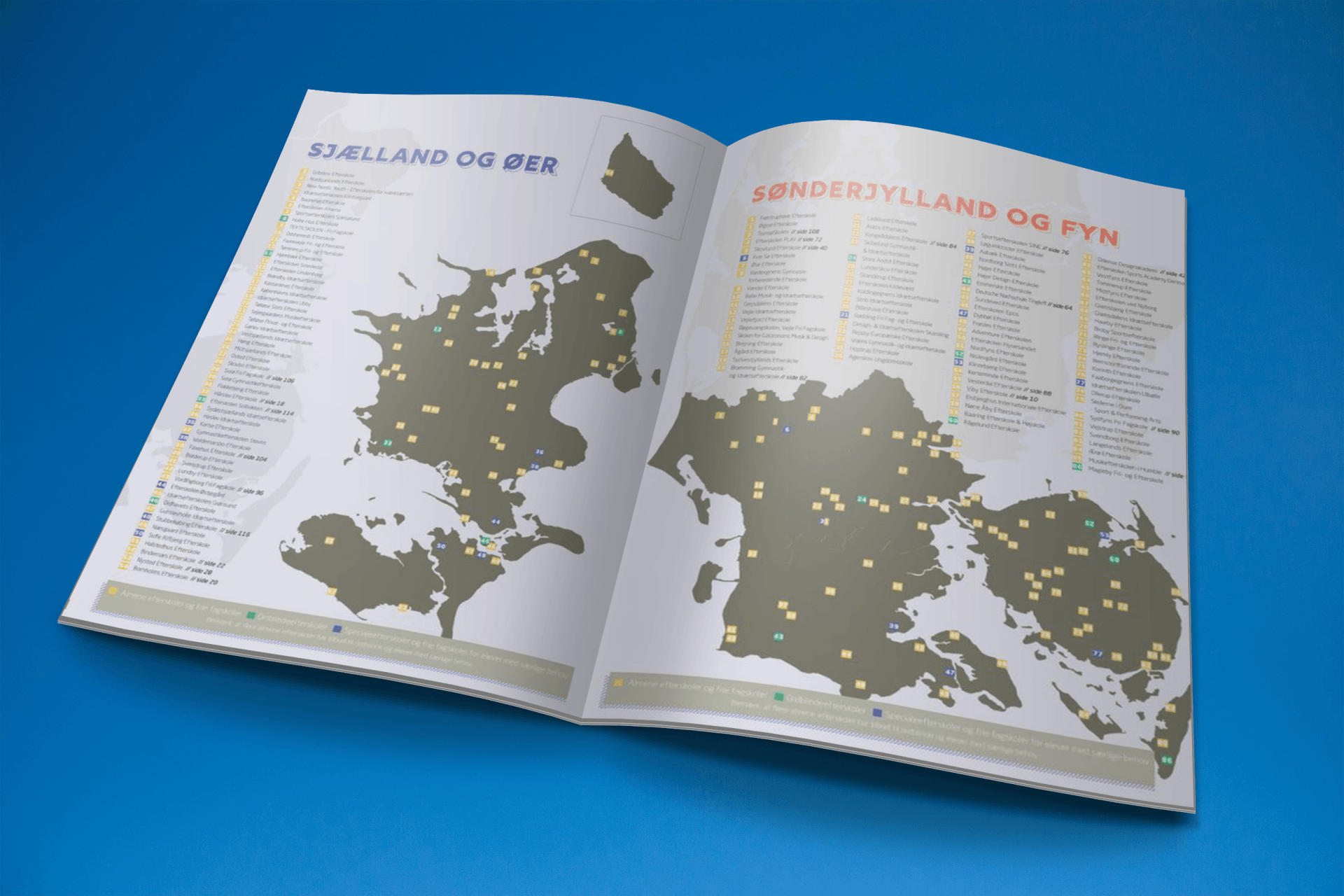 Magasinet er slået op på to sider og viser en artikel fra magasinet med et Danmarkskort over danske efterskoler. Baggrunden på billedet er blå.