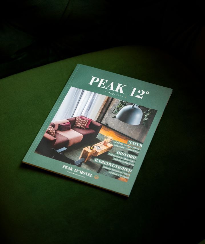 Foto af magasinet Peak 12 på grøn baggrund