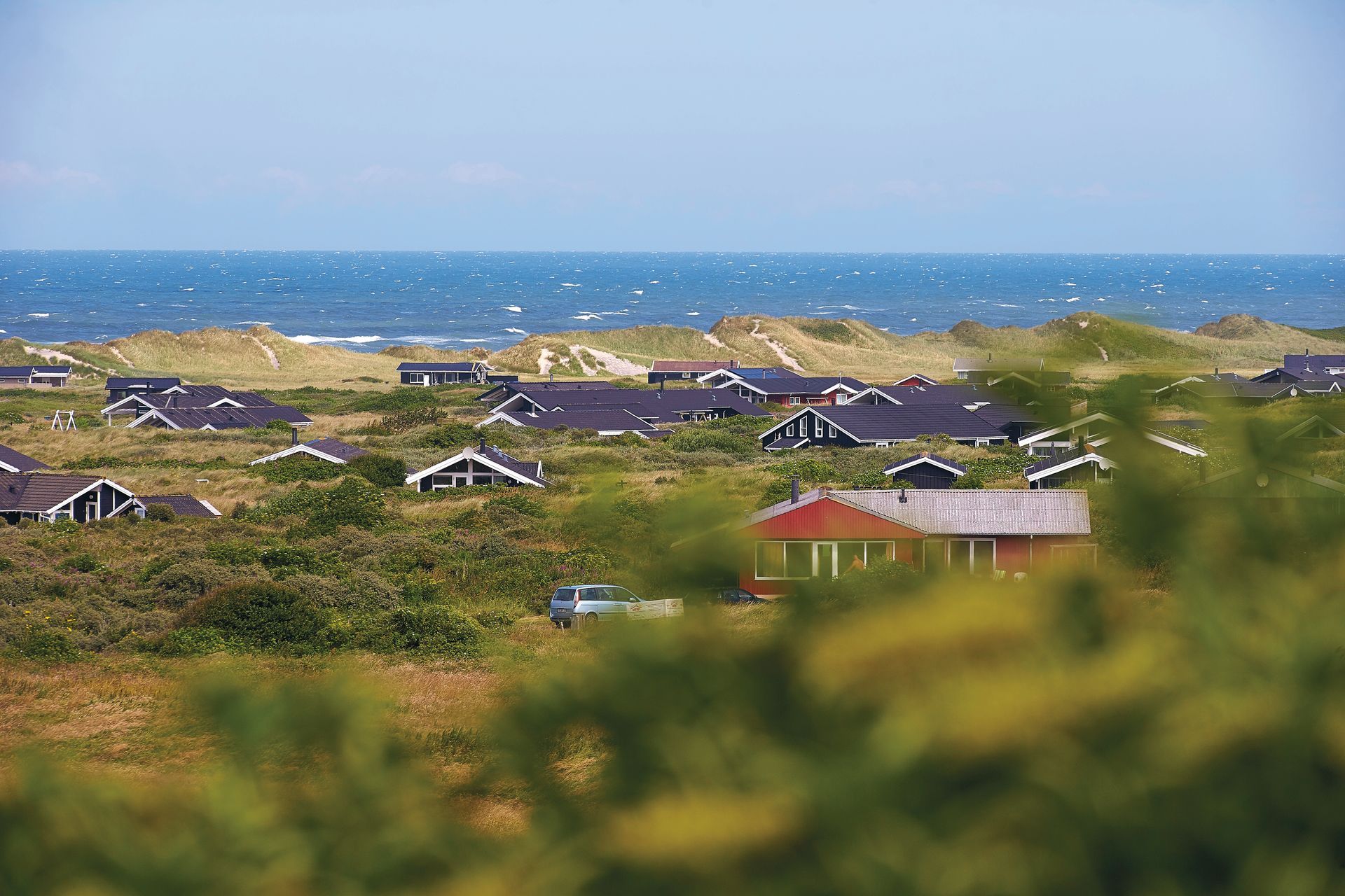 Et oversigtsbillede over et sommerhusområde med udsigt til havet