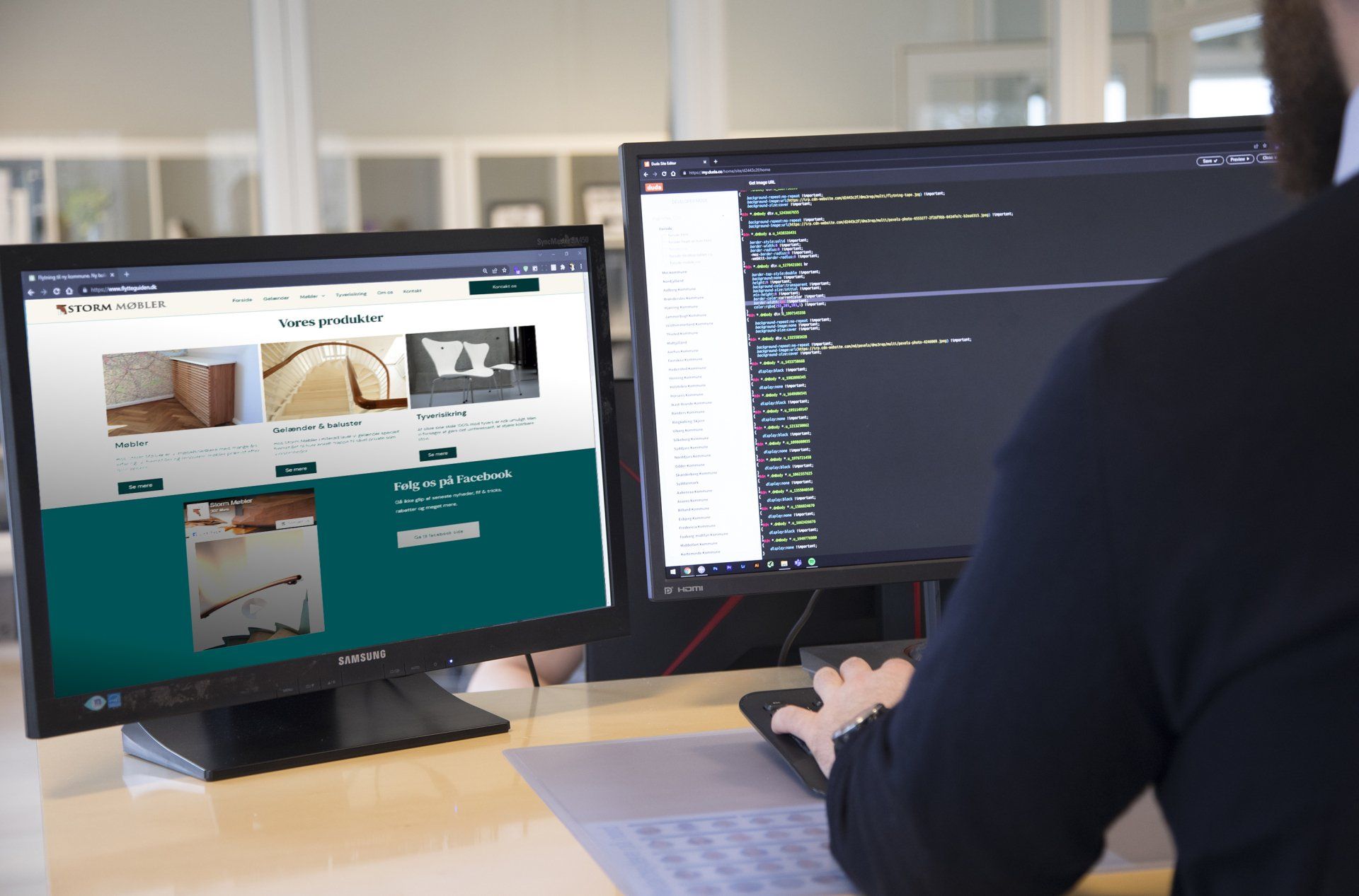 Et foto af en computerskærm med Storm Møblers hjemmeside og en computerskærm med koder på